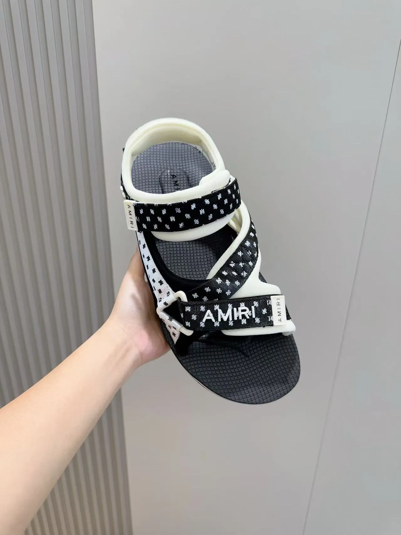 [AMIRI*AMIRI] P:500💰 Size: 39-45 Official website new original version 1:1 AMIRI*AMIRI classic men's sandals, high-end boutique, original material, TPU foam bottom, fine workmanship, casual, loose and comfortable, a must-have in summer.